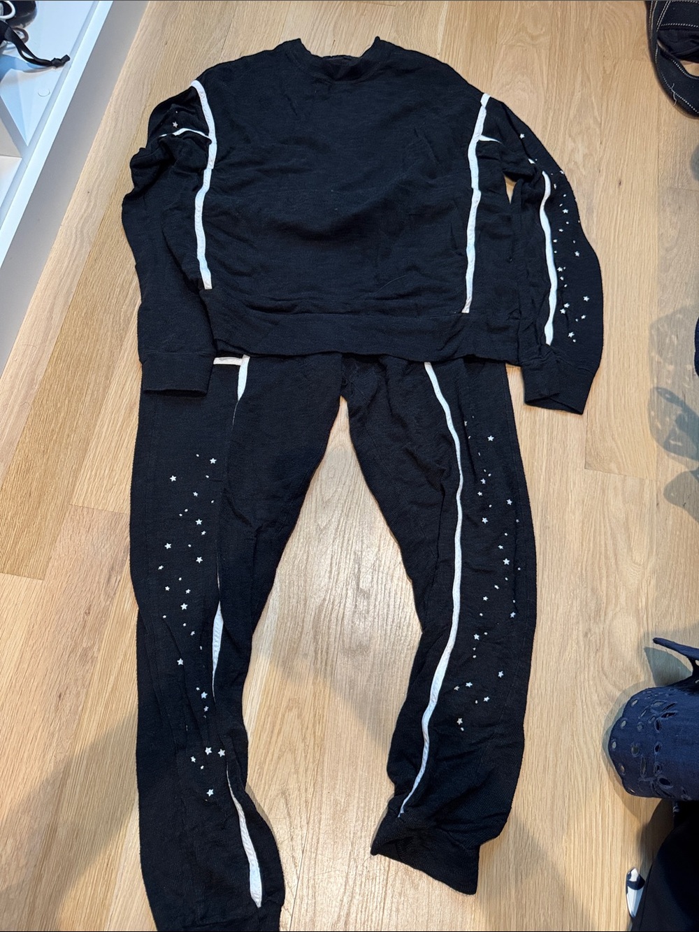 MonrowWomen’s Black Star-Print Sweatpants and sweatshirt